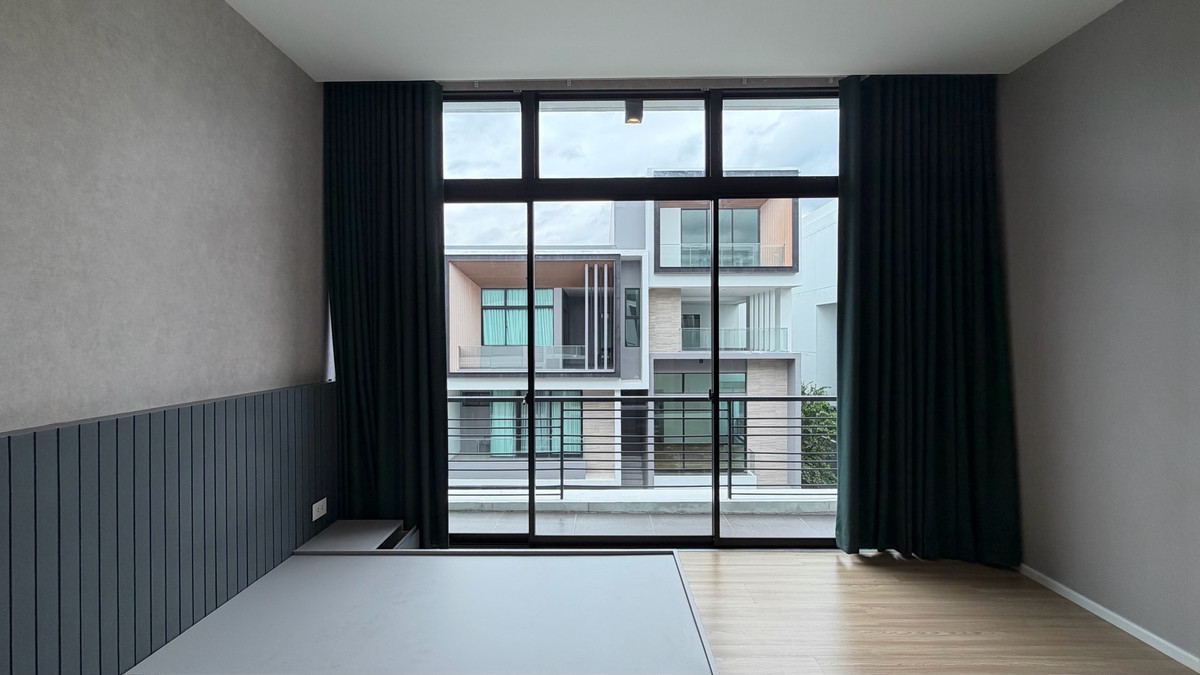 For SaleTownhomePattanakan, Srinakarin : Urgent sale, great price, Navana Define Srinakarin-Rama 9, luxury townhome, 3 floors, large functions, good value, premium location.