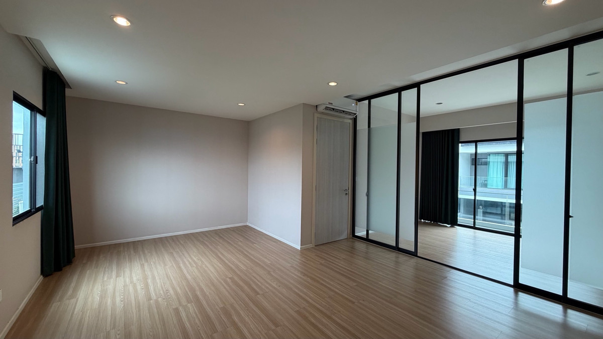 For SaleTownhomePattanakan, Srinakarin : Urgent sale, great price, Navana Define Srinakarin-Rama 9, luxury townhome, 3 floors, large functions, good value, premium location.