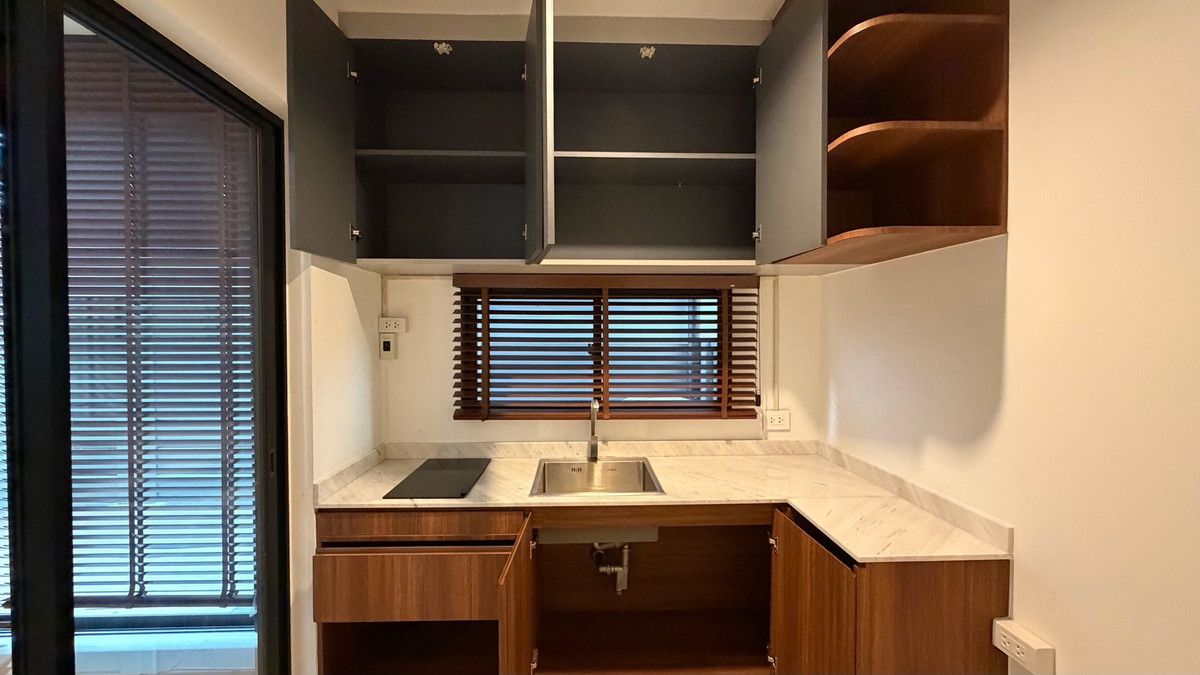 For SaleTownhomePattanakan, Srinakarin : Urgent sale, great price, Navana Define Srinakarin-Rama 9, luxury townhome, 3 floors, large functions, good value, premium location.