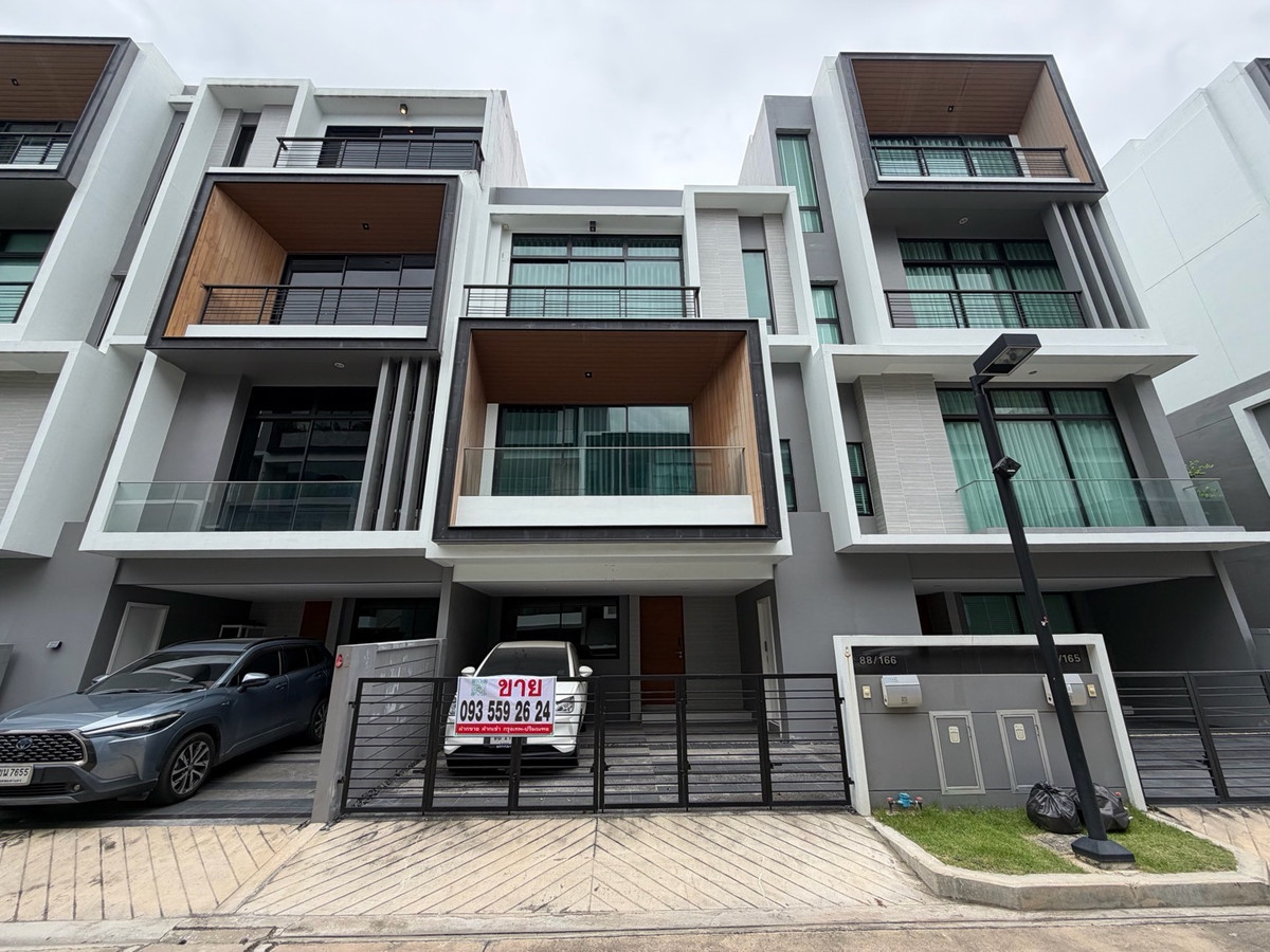 For SaleTownhomePattanakan, Srinakarin : Urgent sale, great price, Navana Define Srinakarin-Rama 9, luxury townhome, 3 floors, large functions, good value, premium location.