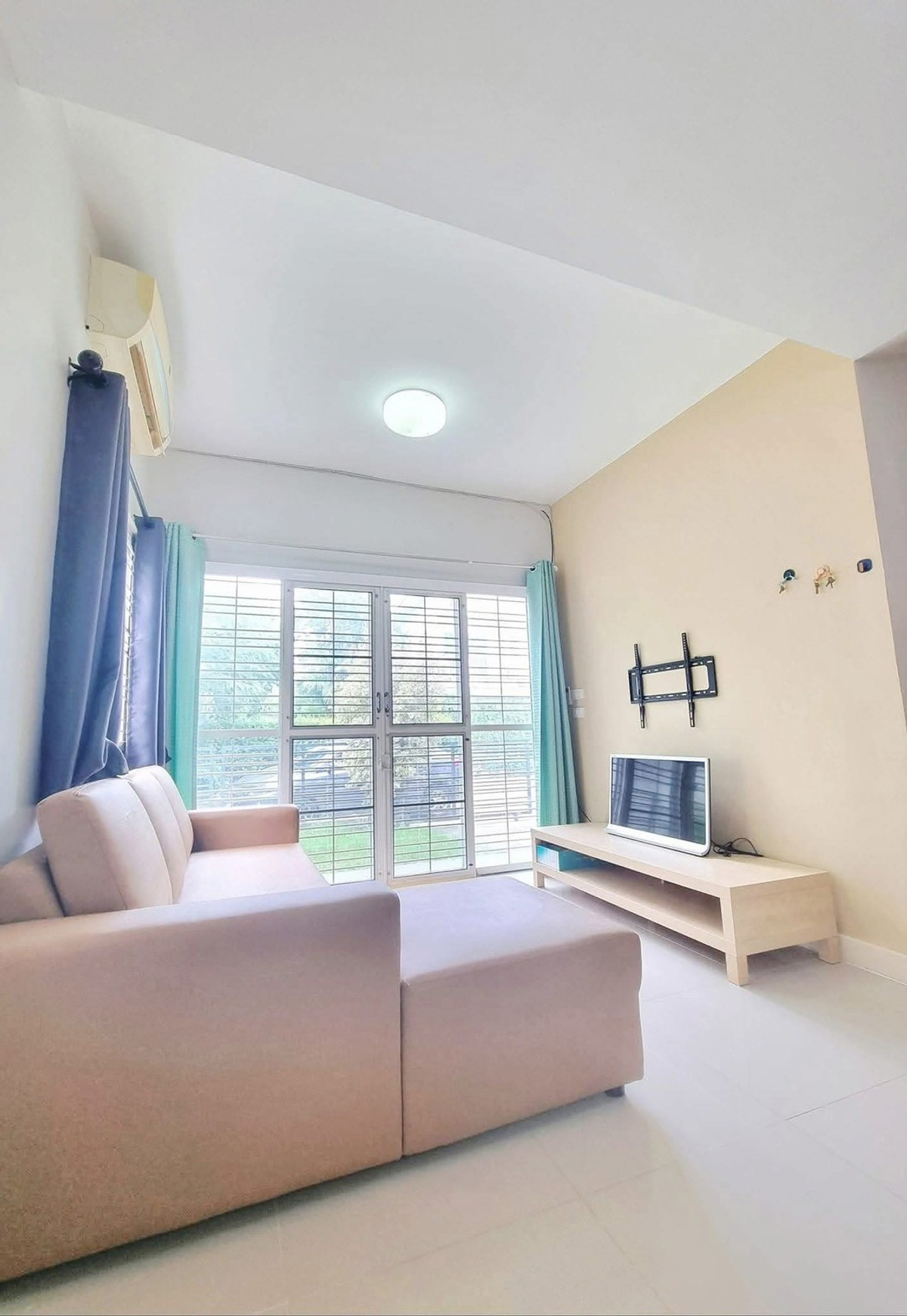 For RentTownhomeChaengwatana, Muangthong : 2-story townhome for rent, corner unit, The Connect Chaengwattana 2, near Muang Thong Thani Expressway.