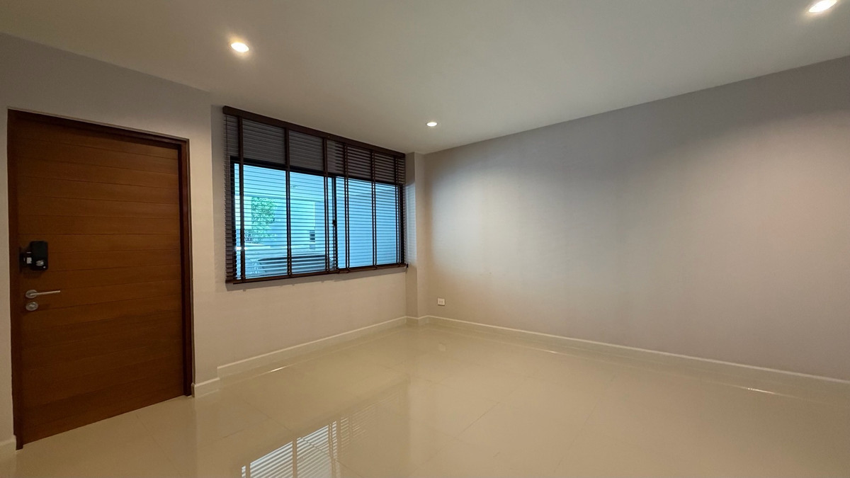 For SaleTownhomePattanakan, Srinakarin : Urgent sale, great price, Navana Define Srinakarin-Rama 9, luxury townhome, 3 floors, large functions, good value, premium location.