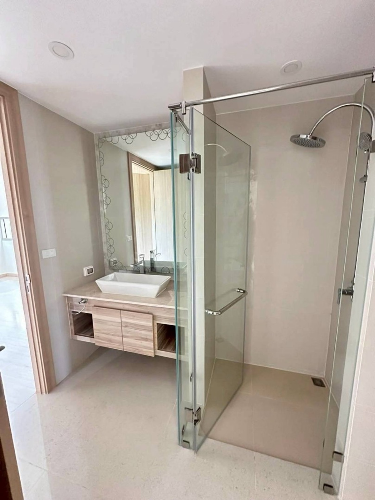 For SaleCondoPattaya, Bangsaen, Chonburi : Luxury condo for sale in Pattaya, The Riviera Jomtien, 34th floor, open sea view, 5 bedrooms, 4 bathrooms, size 179 sq m, price 33,000,000 baht.