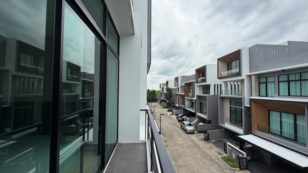 For SaleTownhomePattanakan, Srinakarin : Urgent sale, great price, Navana Define Srinakarin-Rama 9, luxury townhome, 3 floors, large functions, good value, premium location.