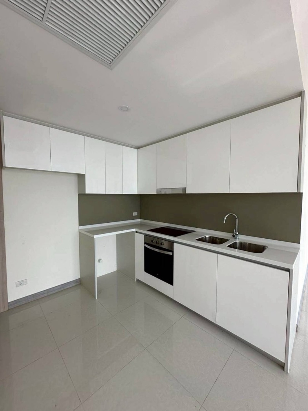 For SaleCondoPattaya, Bangsaen, Chonburi : Luxury condo for sale in Pattaya, The Riviera Jomtien, 34th floor, open sea view, 5 bedrooms, 4 bathrooms, size 179 sq m, price 33,000,000 baht.