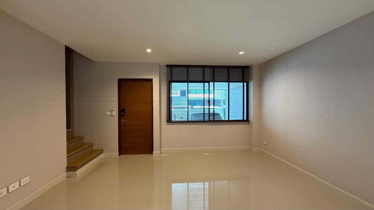 For SaleTownhomePattanakan, Srinakarin : Urgent sale, great price, Navana Define Srinakarin-Rama 9, luxury townhome, 3 floors, large functions, good value, premium location.