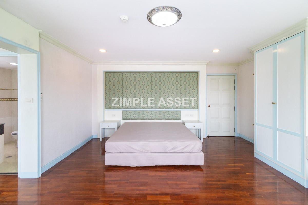 For RentSukhumvit, Asoke, Thonglor : Line ID: @zimple_asset  Residence for Rent in Soi Sawatdi, Sukhumvit. Spacious rooms, fully furnished, prime location.