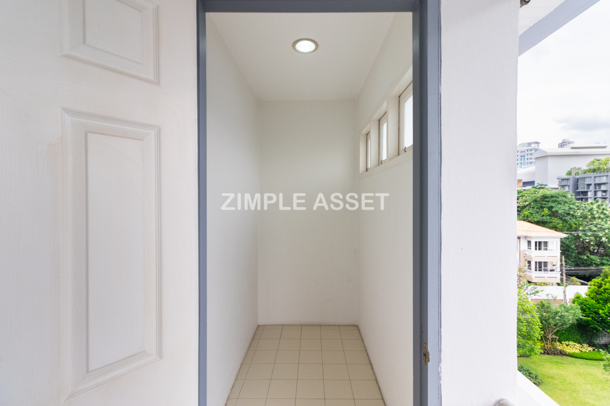 For RentSukhumvit, Asoke, Thonglor : Line ID: @zimple_asset  Residence for Rent in Soi Sawatdi, Sukhumvit. Spacious rooms, fully furnished, prime location.