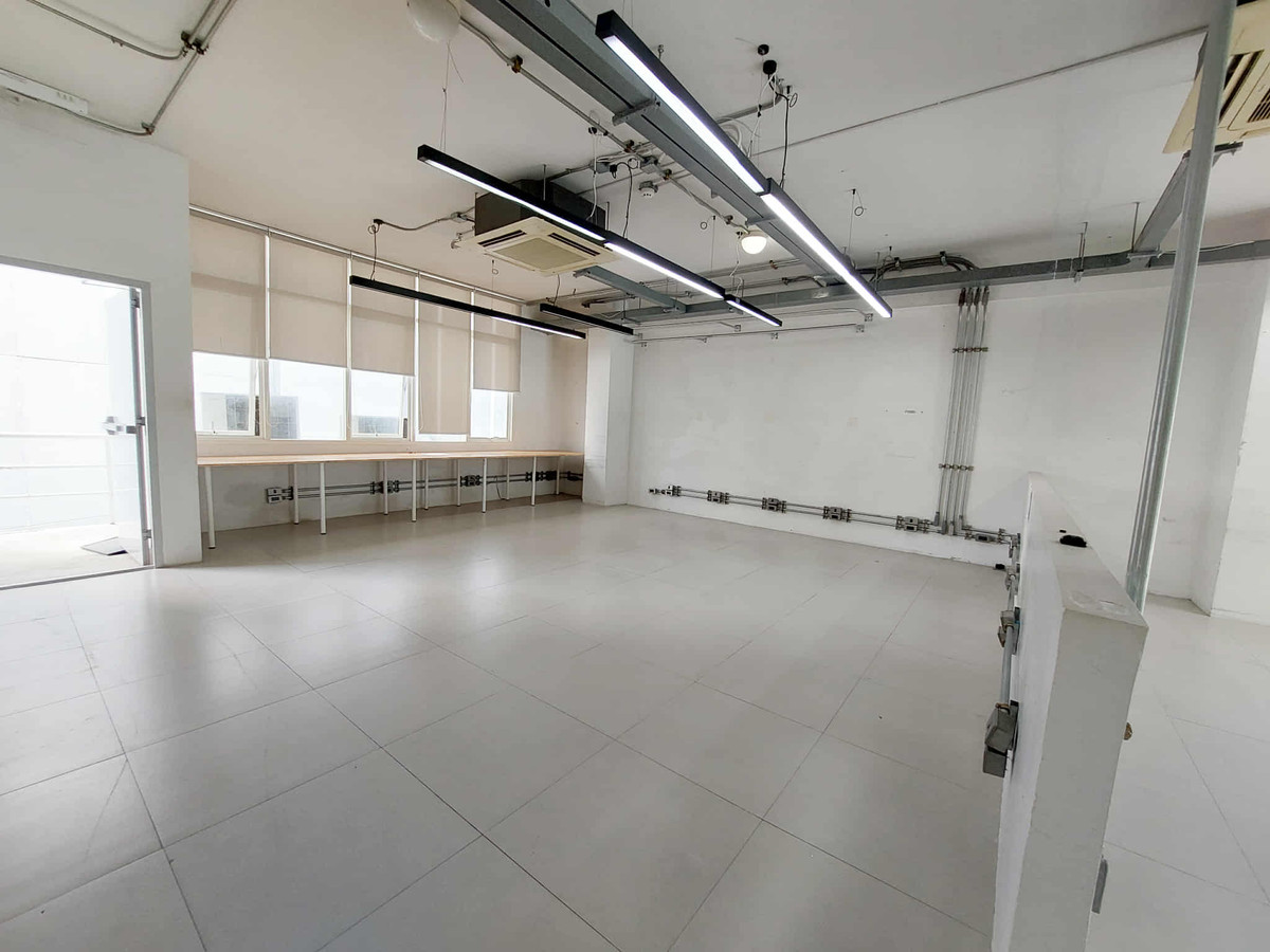 For RentShop HouseSathorn, Narathiwat : For rent, 7-story commercial building, Narathiwat Lane 15 – in the heart of Sathorn.