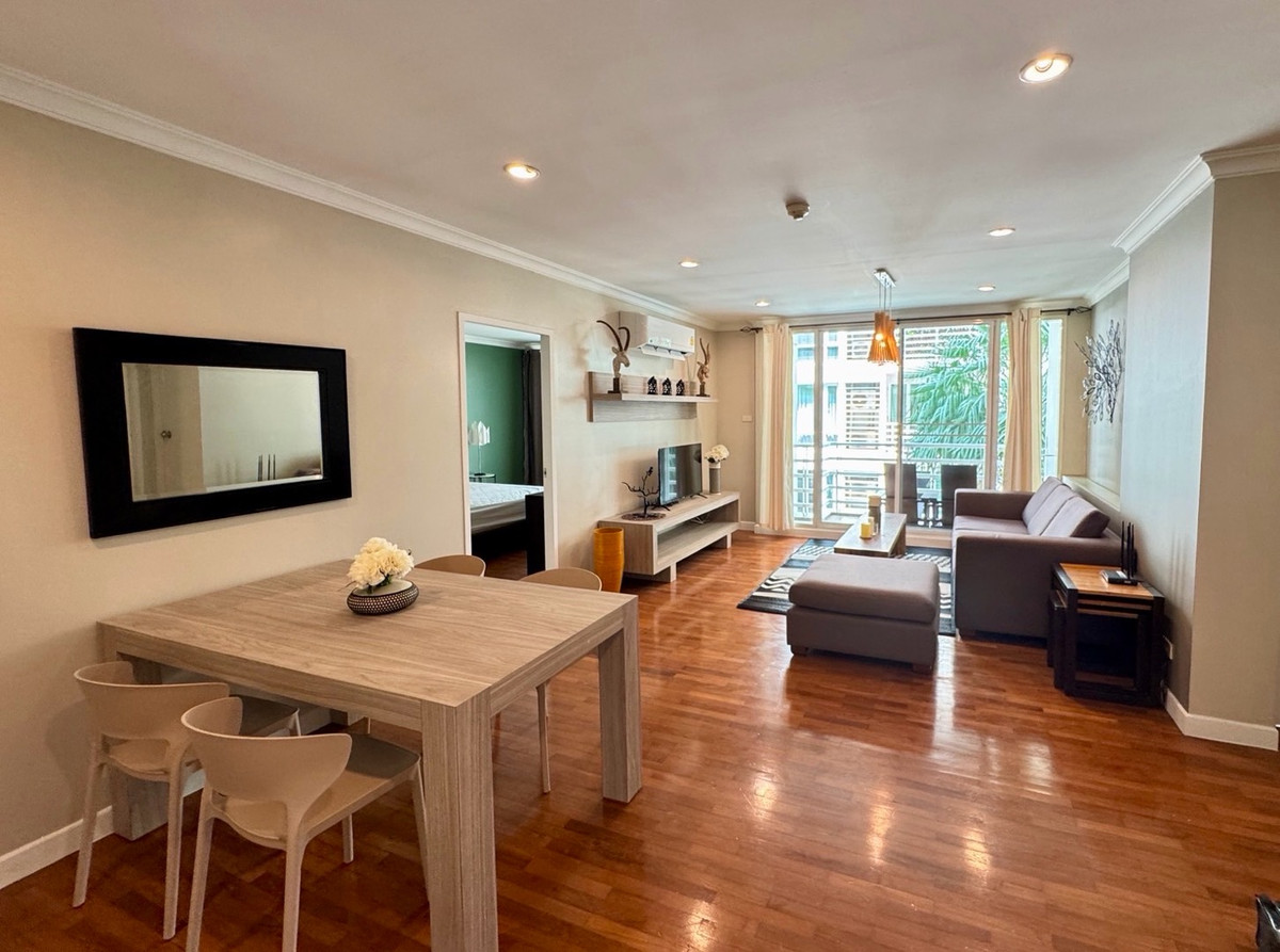 ให้เช่าคอนโดนานา : เดิน 300 ม. ถึง BTS นานา/อโศก! 90 ตรม. 2 ห้องนอน วิวสระ | Baan Siri Sukhumvit 10 | 45,000 บาท