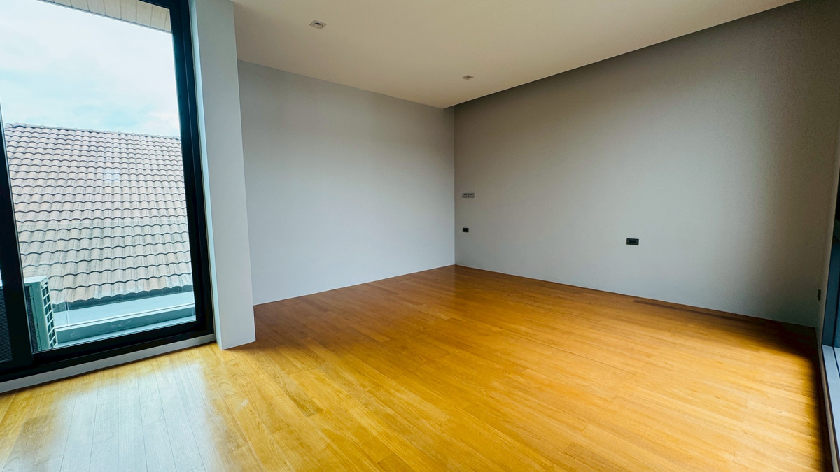 ขายบ้านเสรีไทย-นิด้า : ขายบ้านเดี่ยวหรู 3 ชั้น – 39 Exclusive รามคำแหง 108  พื้นที่ดิน 125 ตร.ว.  พื้นที่ใช้สอย 750 ตารางเมตร 8 ห้องนอน + ห้องแต่งตัว 10 ห้องน้ำ 2 ห้องครัว (ไทย + ฝรั่ง) 2 ห้องรับประทานอาหาร