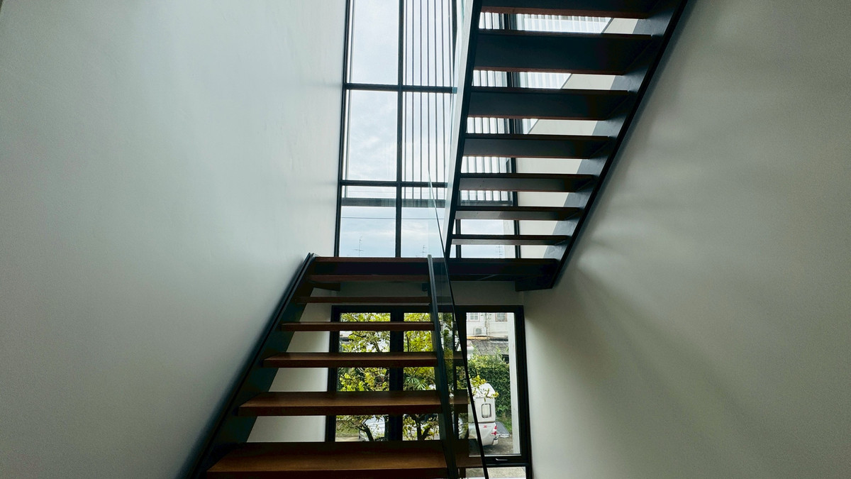 ขายบ้านเสรีไทย-นิด้า : ขายบ้านเดี่ยวหรู 3 ชั้น – 39 Exclusive รามคำแหง 108  พื้นที่ดิน 125 ตร.ว.  พื้นที่ใช้สอย 750 ตารางเมตร 8 ห้องนอน + ห้องแต่งตัว 10 ห้องน้ำ 2 ห้องครัว (ไทย + ฝรั่ง) 2 ห้องรับประทานอาหาร