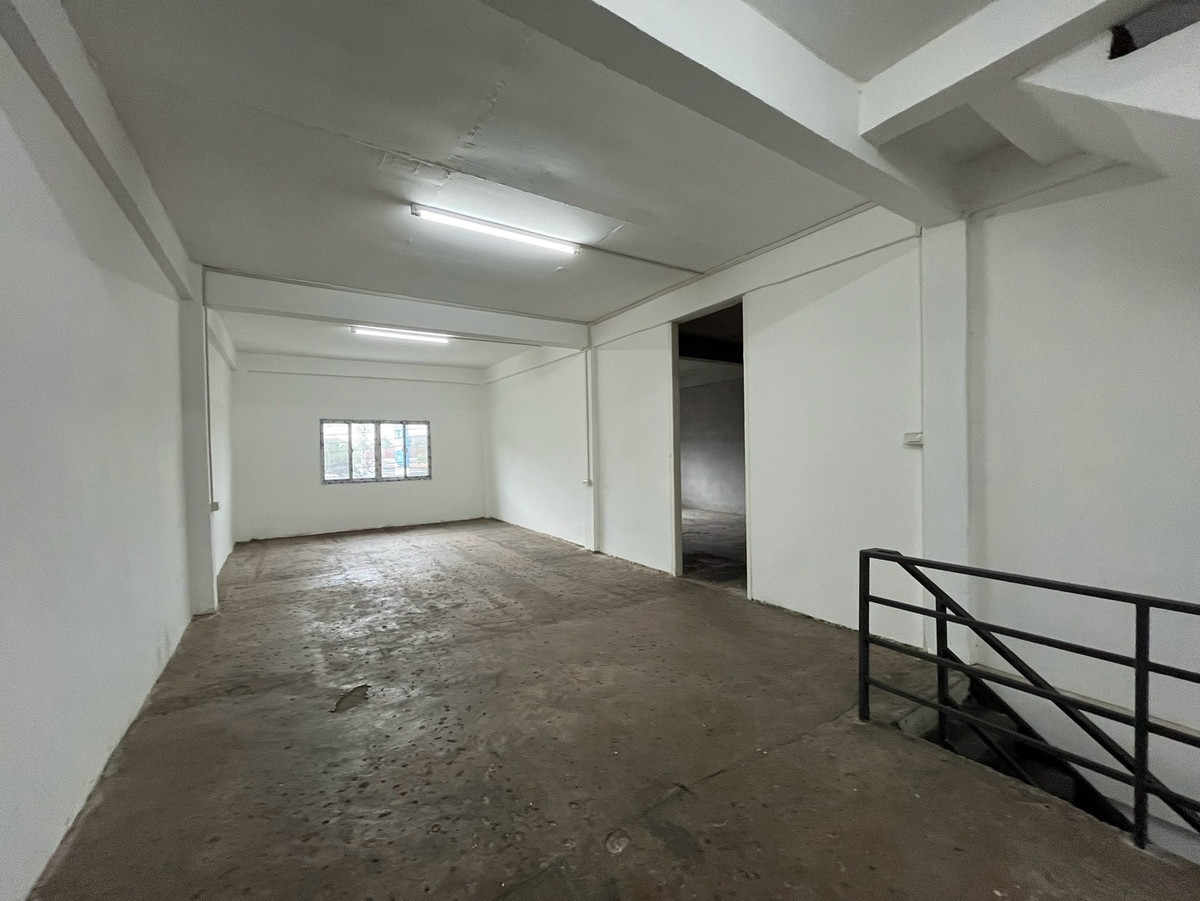 For RentWarehousePattanakan, Srinakarin : Warehouse, commercial building on the main road Phatthanakan - Prawet, near the airport / Lat Krabang / Motorway Chonburi and Bangna-Trad Road.