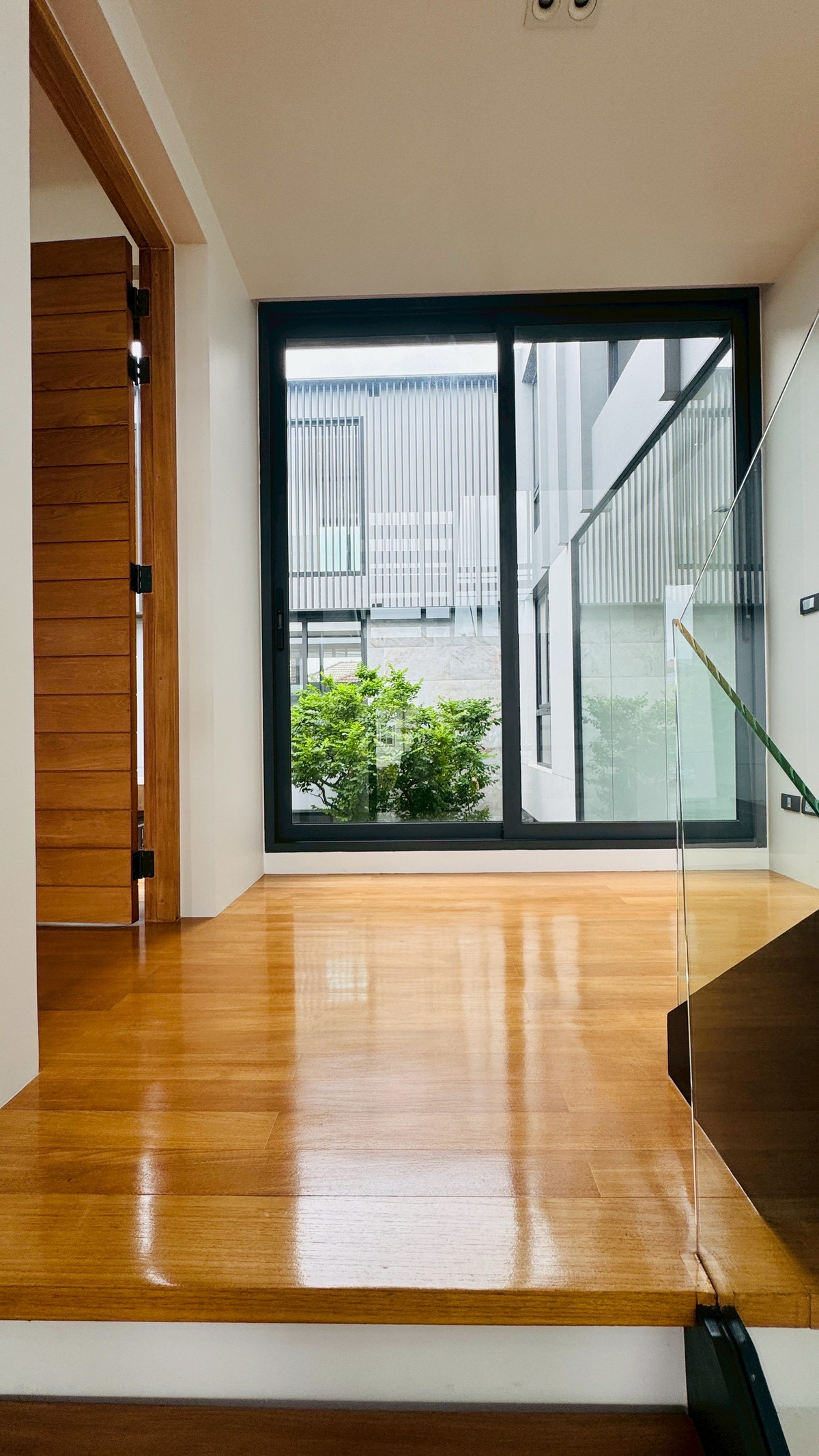 ขายบ้านเสรีไทย-นิด้า : ขายบ้านเดี่ยวหรู 3 ชั้น – 39 Exclusive รามคำแหง 108  พื้นที่ดิน 125 ตร.ว.  พื้นที่ใช้สอย 750 ตารางเมตร 8 ห้องนอน + ห้องแต่งตัว 10 ห้องน้ำ 2 ห้องครัว (ไทย + ฝรั่ง) 2 ห้องรับประทานอาหาร