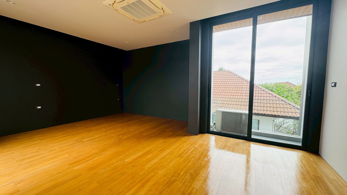 ขายบ้านเสรีไทย-นิด้า : ขายบ้านเดี่ยวหรู 3 ชั้น – 39 Exclusive รามคำแหง 108  พื้นที่ดิน 125 ตร.ว.  พื้นที่ใช้สอย 750 ตารางเมตร 8 ห้องนอน + ห้องแต่งตัว 10 ห้องน้ำ 2 ห้องครัว (ไทย + ฝรั่ง) 2 ห้องรับประทานอาหาร