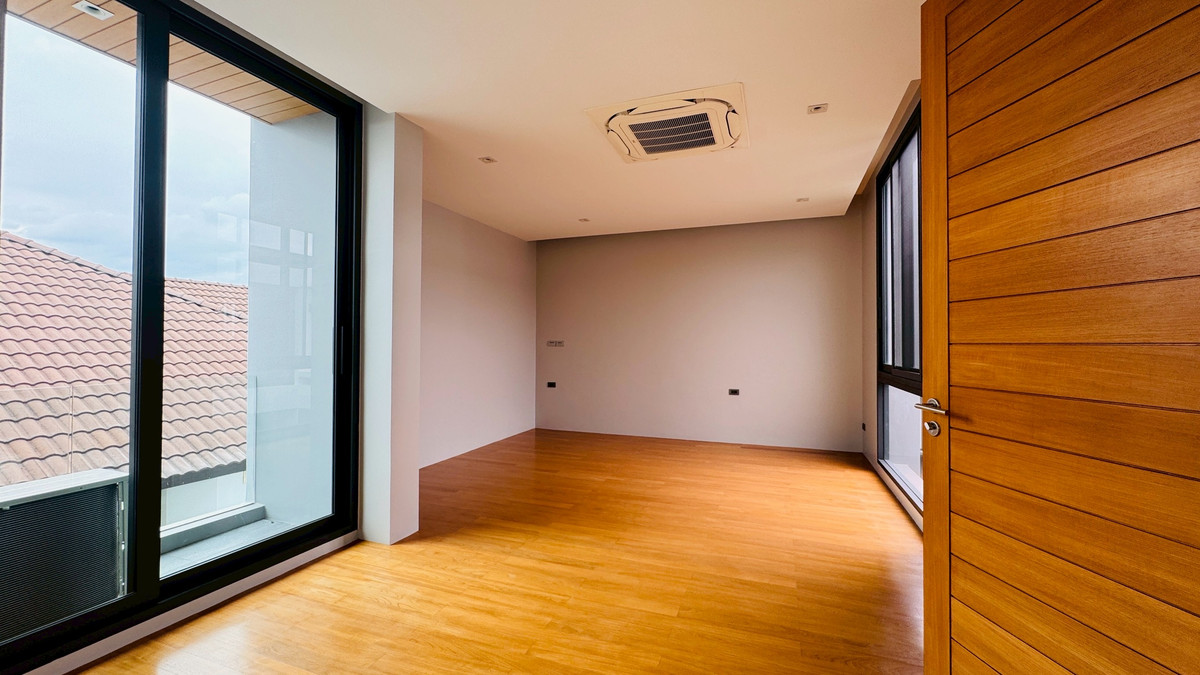 ขายบ้านเสรีไทย-นิด้า : ขายบ้านเดี่ยวหรู 3 ชั้น – 39 Exclusive รามคำแหง 108  พื้นที่ดิน 125 ตร.ว.  พื้นที่ใช้สอย 750 ตารางเมตร 8 ห้องนอน + ห้องแต่งตัว 10 ห้องน้ำ 2 ห้องครัว (ไทย + ฝรั่ง) 2 ห้องรับประทานอาหาร