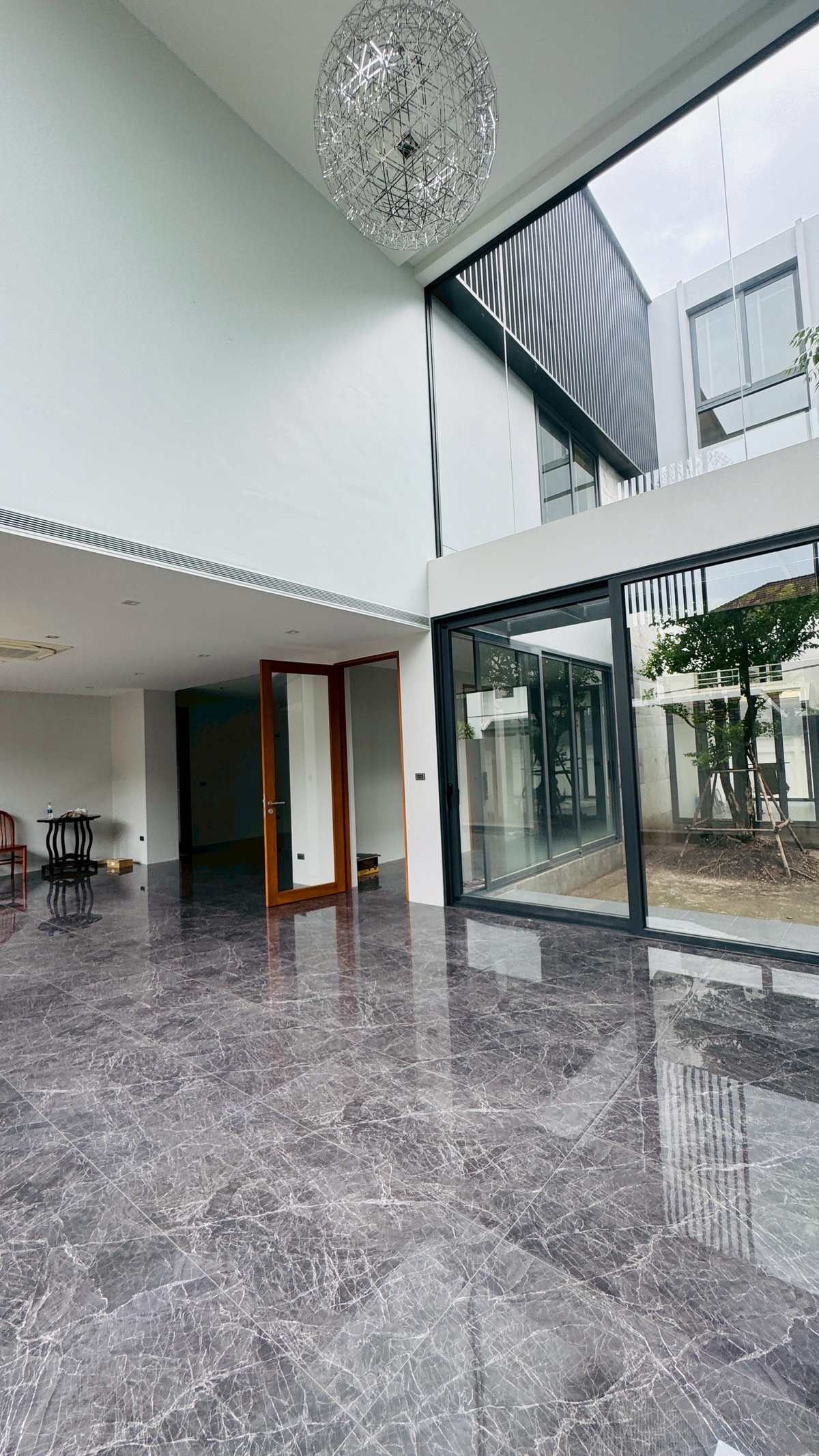 ขายบ้านเสรีไทย-นิด้า : ขายบ้านเดี่ยวหรู 3 ชั้น – 39 Exclusive รามคำแหง 108  พื้นที่ดิน 125 ตร.ว.  พื้นที่ใช้สอย 750 ตารางเมตร 8 ห้องนอน + ห้องแต่งตัว 10 ห้องน้ำ 2 ห้องครัว (ไทย + ฝรั่ง) 2 ห้องรับประทานอาหาร