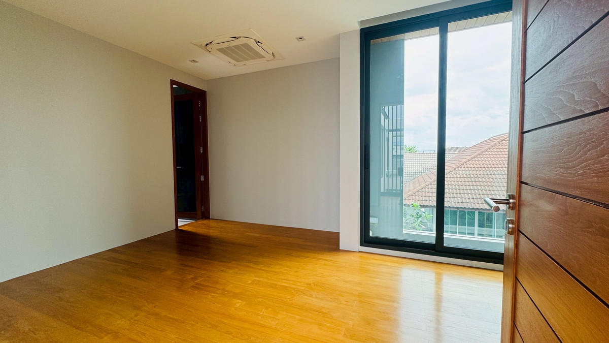 ขายบ้านเสรีไทย-นิด้า : ขายบ้านเดี่ยวหรู 3 ชั้น – 39 Exclusive รามคำแหง 108  พื้นที่ดิน 125 ตร.ว.  พื้นที่ใช้สอย 750 ตารางเมตร 8 ห้องนอน + ห้องแต่งตัว 10 ห้องน้ำ 2 ห้องครัว (ไทย + ฝรั่ง) 2 ห้องรับประทานอาหาร