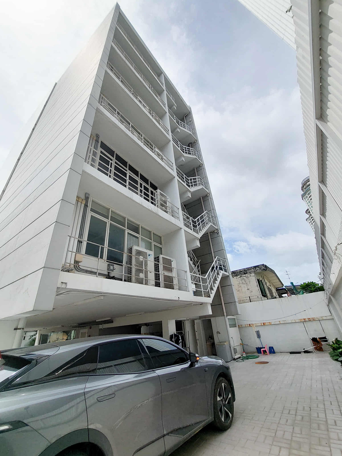 For RentShop HouseSathorn, Narathiwat : For rent, 7-story commercial building, Narathiwat Lane 15 – in the heart of Sathorn.