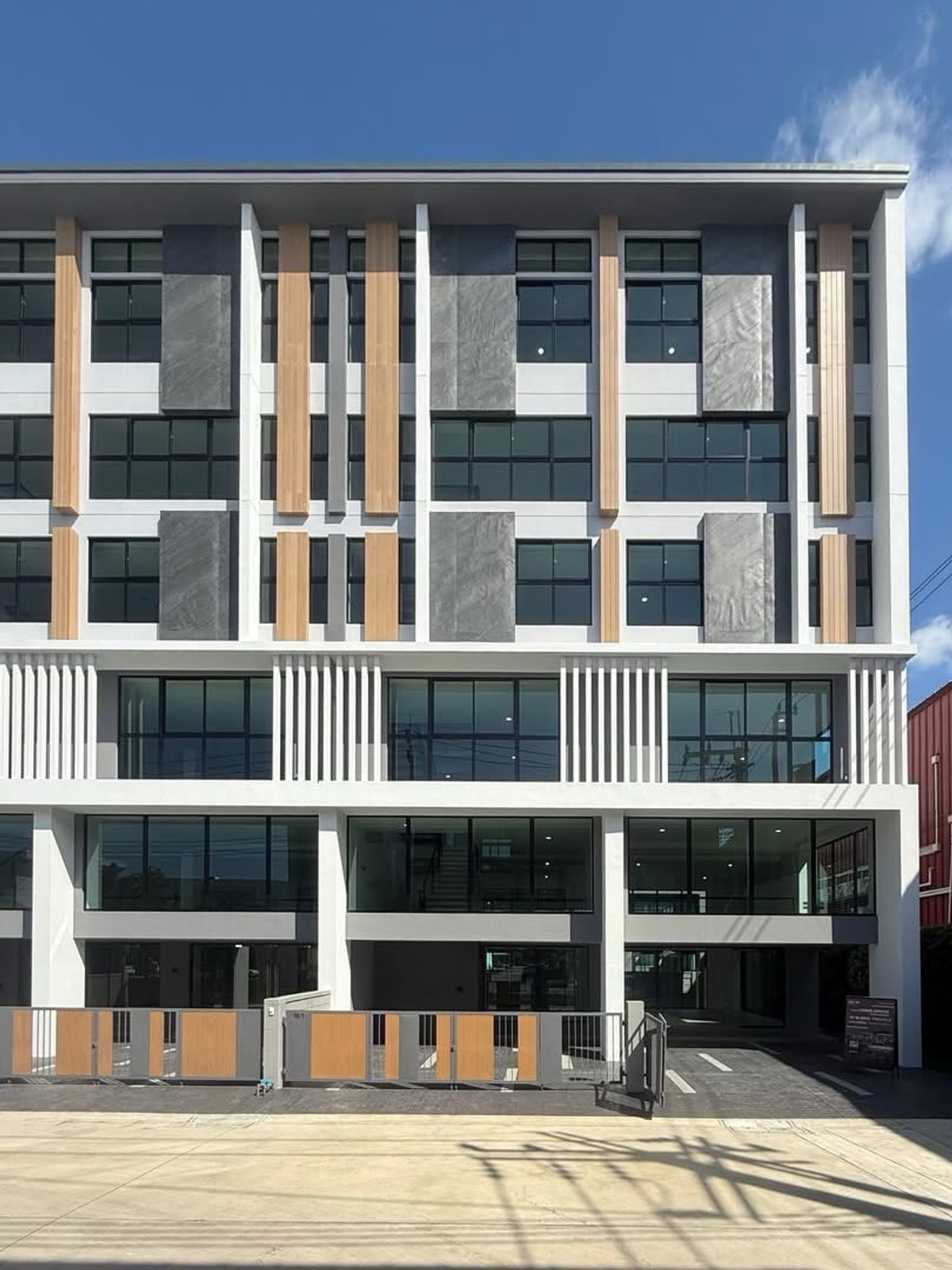 For SaleHome OfficePattanakan, Srinakarin : Home office, 4 parking spaces, next to the main road, next to Nirvana @WORK Krungthep Kreetha department store.