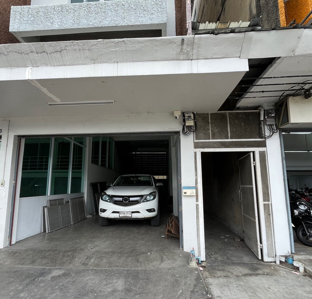 For RentWarehousePattanakan, Srinakarin : Warehouse, commercial building on the main road Phatthanakan - Prawet, near the airport / Lat Krabang / Motorway Chonburi and Bangna-Trad Road.