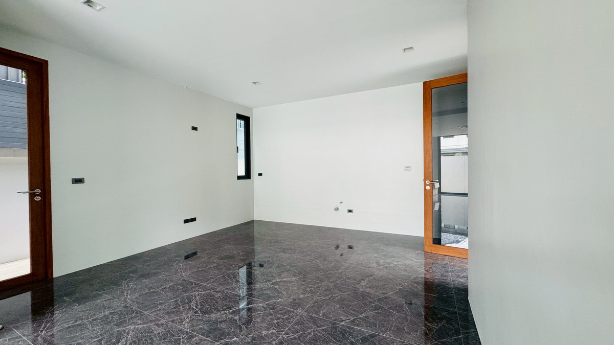 ขายบ้านเสรีไทย-นิด้า : ขายบ้านเดี่ยวหรู 3 ชั้น – 39 Exclusive รามคำแหง 108  พื้นที่ดิน 125 ตร.ว.  พื้นที่ใช้สอย 750 ตารางเมตร 8 ห้องนอน + ห้องแต่งตัว 10 ห้องน้ำ 2 ห้องครัว (ไทย + ฝรั่ง) 2 ห้องรับประทานอาหาร