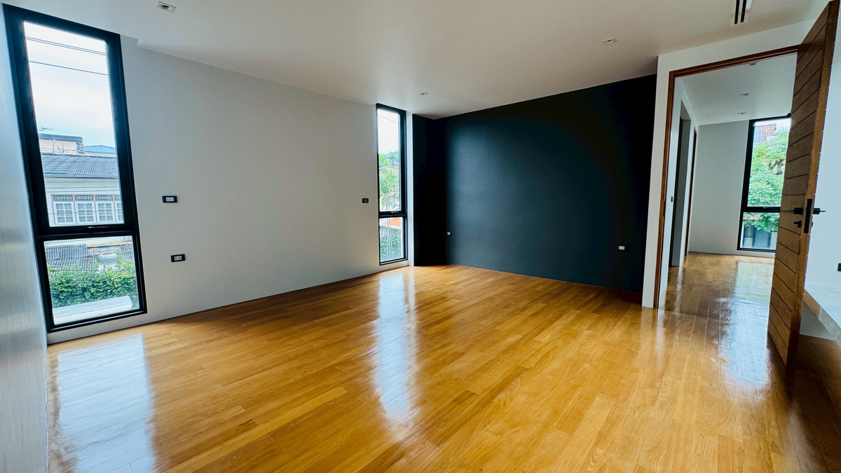 ขายบ้านเสรีไทย-นิด้า : ขายบ้านเดี่ยวหรู 3 ชั้น – 39 Exclusive รามคำแหง 108  พื้นที่ดิน 125 ตร.ว.  พื้นที่ใช้สอย 750 ตารางเมตร 8 ห้องนอน + ห้องแต่งตัว 10 ห้องน้ำ 2 ห้องครัว (ไทย + ฝรั่ง) 2 ห้องรับประทานอาหาร