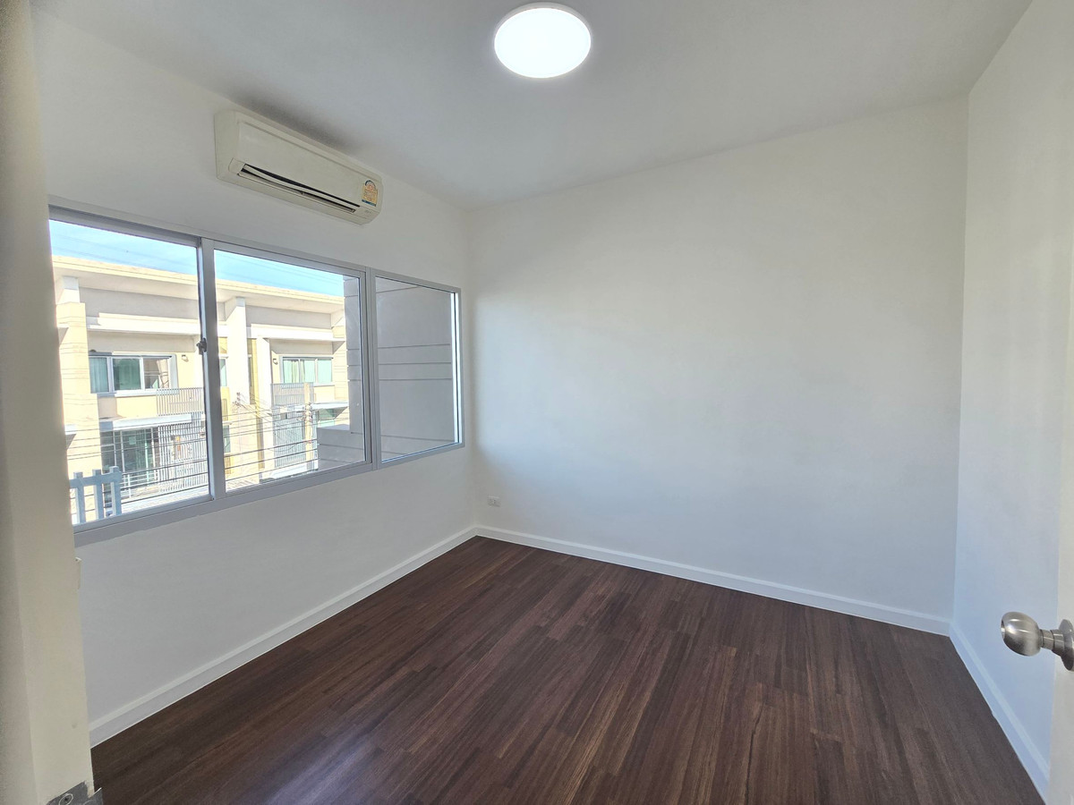 For SaleTownhomeRathburana, Suksawat : 3-story townhome for sale, Town Plus Pracha Uthit, on an area of ​​18.8 sq m. Newly renovated, ready to move in.