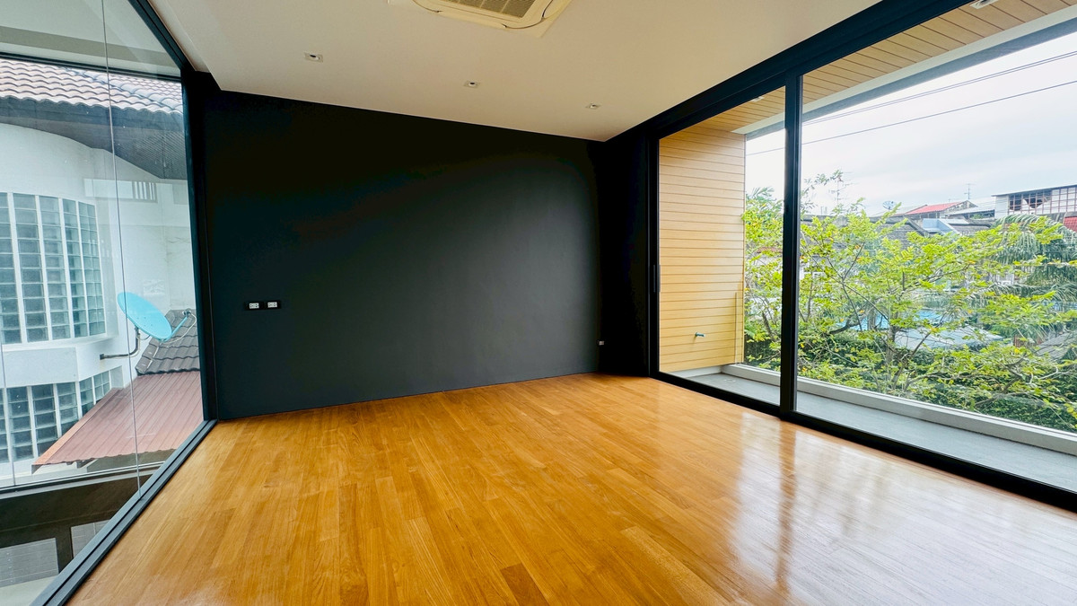 ขายบ้านเสรีไทย-นิด้า : ขายบ้านเดี่ยวหรู 3 ชั้น – 39 Exclusive รามคำแหง 108  พื้นที่ดิน 125 ตร.ว.  พื้นที่ใช้สอย 750 ตารางเมตร 8 ห้องนอน + ห้องแต่งตัว 10 ห้องน้ำ 2 ห้องครัว (ไทย + ฝรั่ง) 2 ห้องรับประทานอาหาร