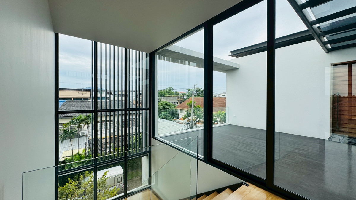 ขายบ้านเสรีไทย-นิด้า : ขายบ้านเดี่ยวหรู 3 ชั้น – 39 Exclusive รามคำแหง 108  พื้นที่ดิน 125 ตร.ว.  พื้นที่ใช้สอย 750 ตารางเมตร 8 ห้องนอน + ห้องแต่งตัว 10 ห้องน้ำ 2 ห้องครัว (ไทย + ฝรั่ง) 2 ห้องรับประทานอาหาร