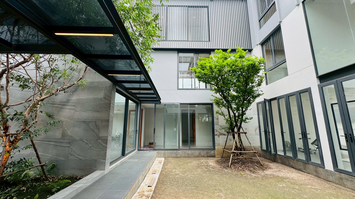 ขายบ้านเสรีไทย-นิด้า : ขายบ้านเดี่ยวหรู 3 ชั้น – 39 Exclusive รามคำแหง 108  พื้นที่ดิน 125 ตร.ว.  พื้นที่ใช้สอย 750 ตารางเมตร 8 ห้องนอน + ห้องแต่งตัว 10 ห้องน้ำ 2 ห้องครัว (ไทย + ฝรั่ง) 2 ห้องรับประทานอาหาร