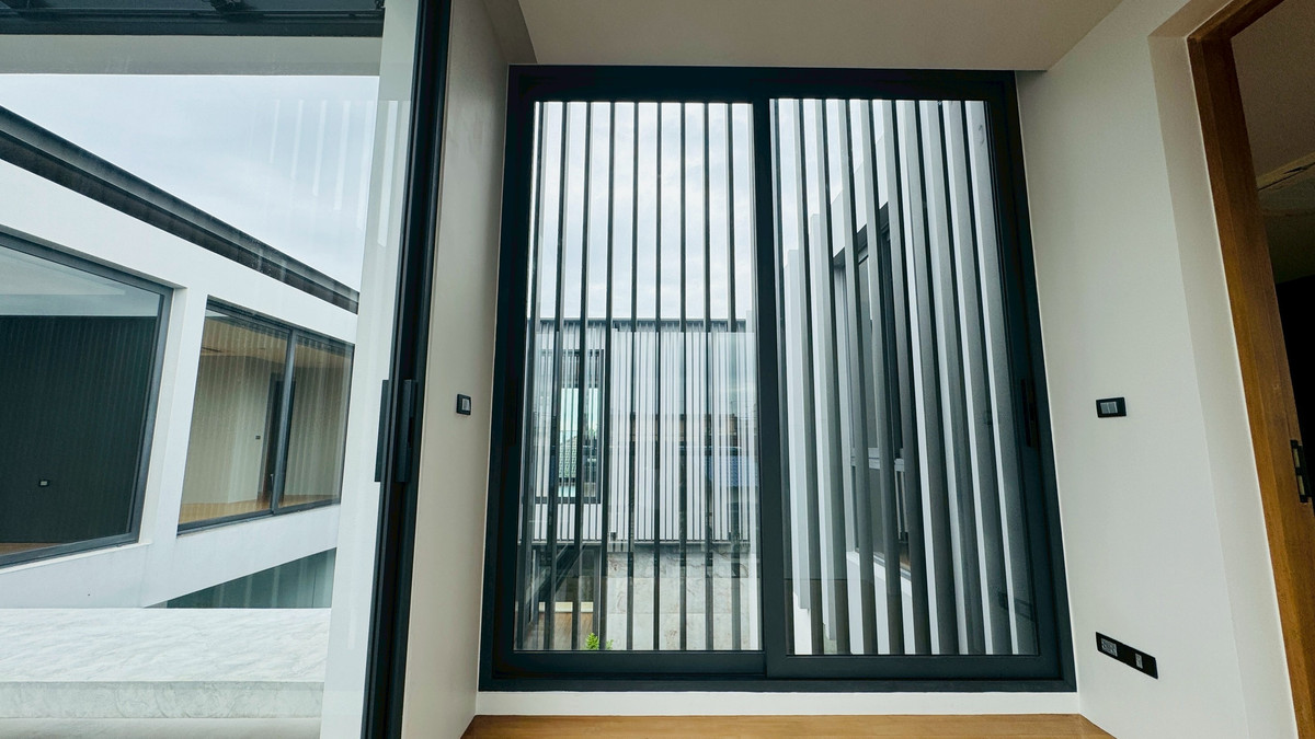 ขายบ้านเสรีไทย-นิด้า : ขายบ้านเดี่ยวหรู 3 ชั้น – 39 Exclusive รามคำแหง 108  พื้นที่ดิน 125 ตร.ว.  พื้นที่ใช้สอย 750 ตารางเมตร 8 ห้องนอน + ห้องแต่งตัว 10 ห้องน้ำ 2 ห้องครัว (ไทย + ฝรั่ง) 2 ห้องรับประทานอาหาร