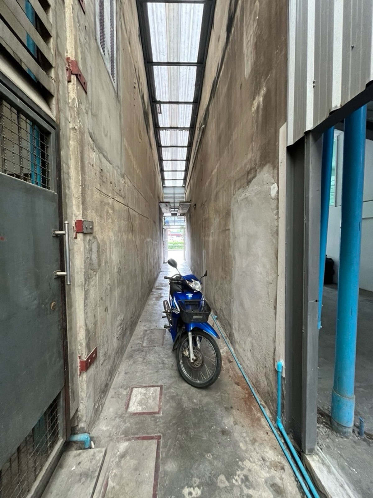 For RentWarehousePattanakan, Srinakarin : Warehouse, commercial building on the main road Phatthanakan - Prawet, near the airport / Lat Krabang / Motorway Chonburi and Bangna-Trad Road.
