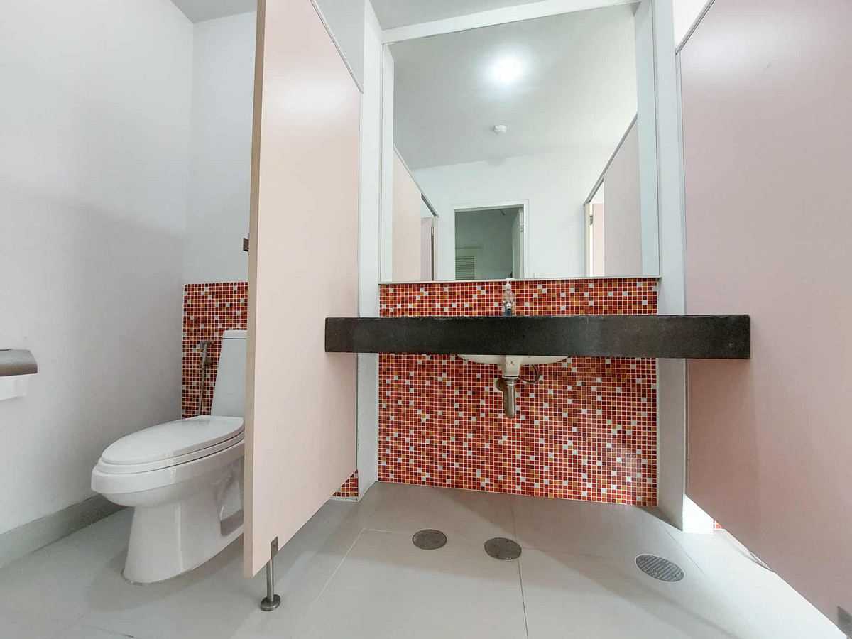 For RentShop HouseSathorn, Narathiwat : For rent, 7-story commercial building, Narathiwat Lane 15 – in the heart of Sathorn.