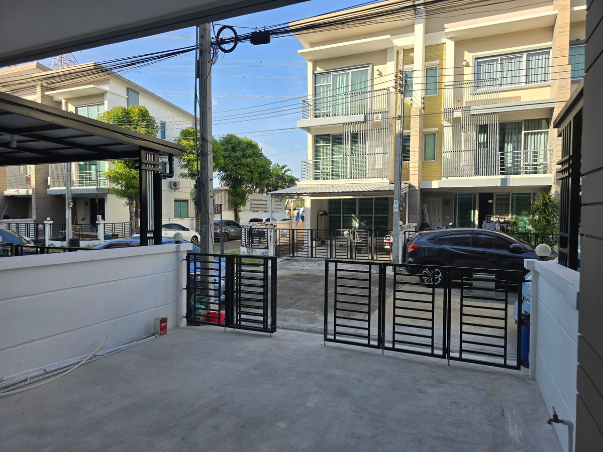 For SaleTownhomeRathburana, Suksawat : 3-story townhome for sale, Town Plus Pracha Uthit, on an area of ​​18.8 sq m. Newly renovated, ready to move in.
