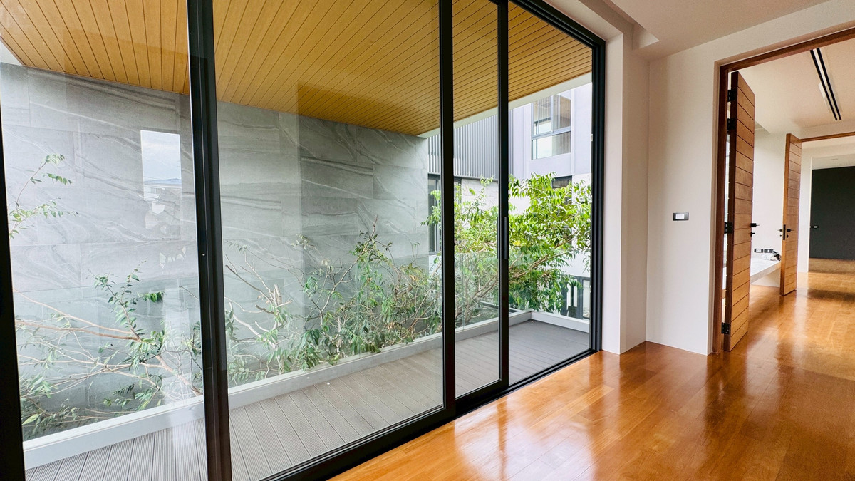 ขายบ้านเสรีไทย-นิด้า : ขายบ้านเดี่ยวหรู 3 ชั้น – 39 Exclusive รามคำแหง 108  พื้นที่ดิน 125 ตร.ว.  พื้นที่ใช้สอย 750 ตารางเมตร 8 ห้องนอน + ห้องแต่งตัว 10 ห้องน้ำ 2 ห้องครัว (ไทย + ฝรั่ง) 2 ห้องรับประทานอาหาร