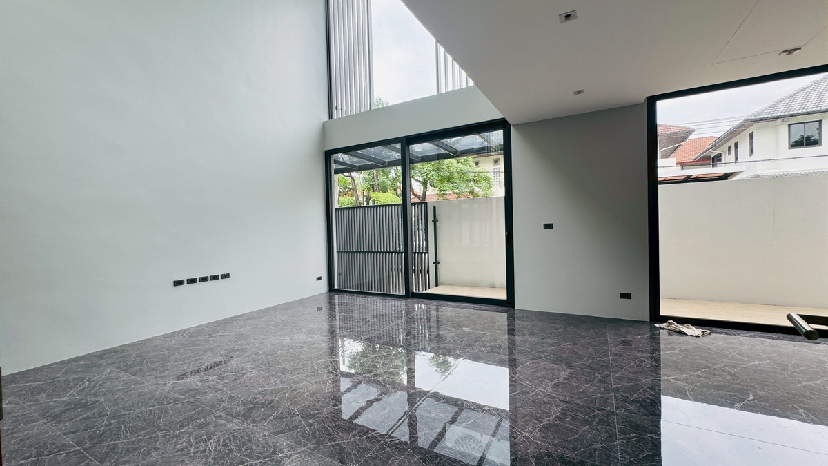 ขายบ้านเสรีไทย-นิด้า : ขายบ้านเดี่ยวหรู 3 ชั้น – 39 Exclusive รามคำแหง 108  พื้นที่ดิน 125 ตร.ว.  พื้นที่ใช้สอย 750 ตารางเมตร 8 ห้องนอน + ห้องแต่งตัว 10 ห้องน้ำ 2 ห้องครัว (ไทย + ฝรั่ง) 2 ห้องรับประทานอาหาร