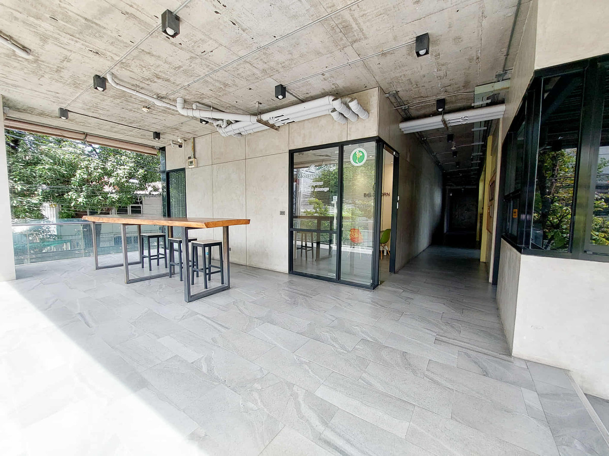 For RentOfficeSathorn, Narathiwat : 🏢 Space for rent 180 sq m. Narathiwat Soi 10 – suitable for co-working / beauty clinic. (formerly a spa)