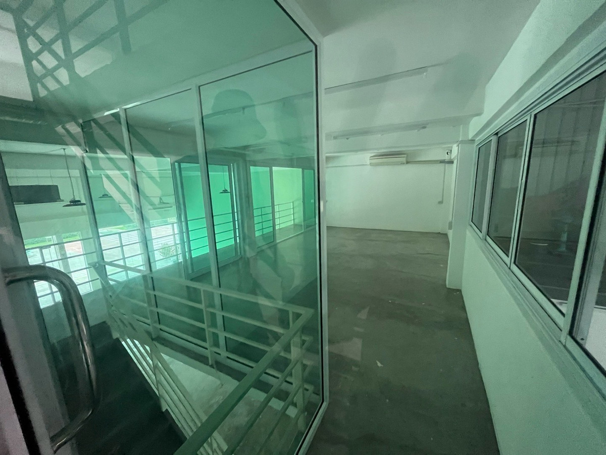 For RentWarehousePattanakan, Srinakarin : Warehouse, commercial building on the main road Phatthanakan - Prawet, near the airport / Lat Krabang / Motorway Chonburi and Bangna-Trad Road.