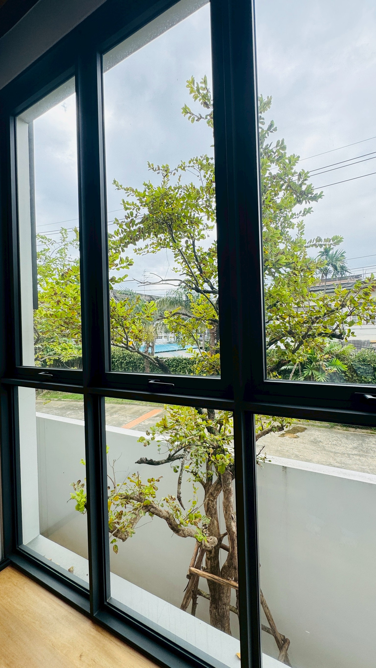 ขายบ้านเสรีไทย-นิด้า : ขายบ้านเดี่ยวหรู 3 ชั้น – 39 Exclusive รามคำแหง 108  พื้นที่ดิน 125 ตร.ว.  พื้นที่ใช้สอย 750 ตารางเมตร 8 ห้องนอน + ห้องแต่งตัว 10 ห้องน้ำ 2 ห้องครัว (ไทย + ฝรั่ง) 2 ห้องรับประทานอาหาร