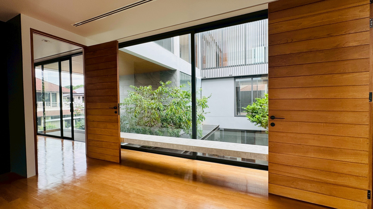 ขายบ้านเสรีไทย-นิด้า : ขายบ้านเดี่ยวหรู 3 ชั้น – 39 Exclusive รามคำแหง 108  พื้นที่ดิน 125 ตร.ว.  พื้นที่ใช้สอย 750 ตารางเมตร 8 ห้องนอน + ห้องแต่งตัว 10 ห้องน้ำ 2 ห้องครัว (ไทย + ฝรั่ง) 2 ห้องรับประทานอาหาร