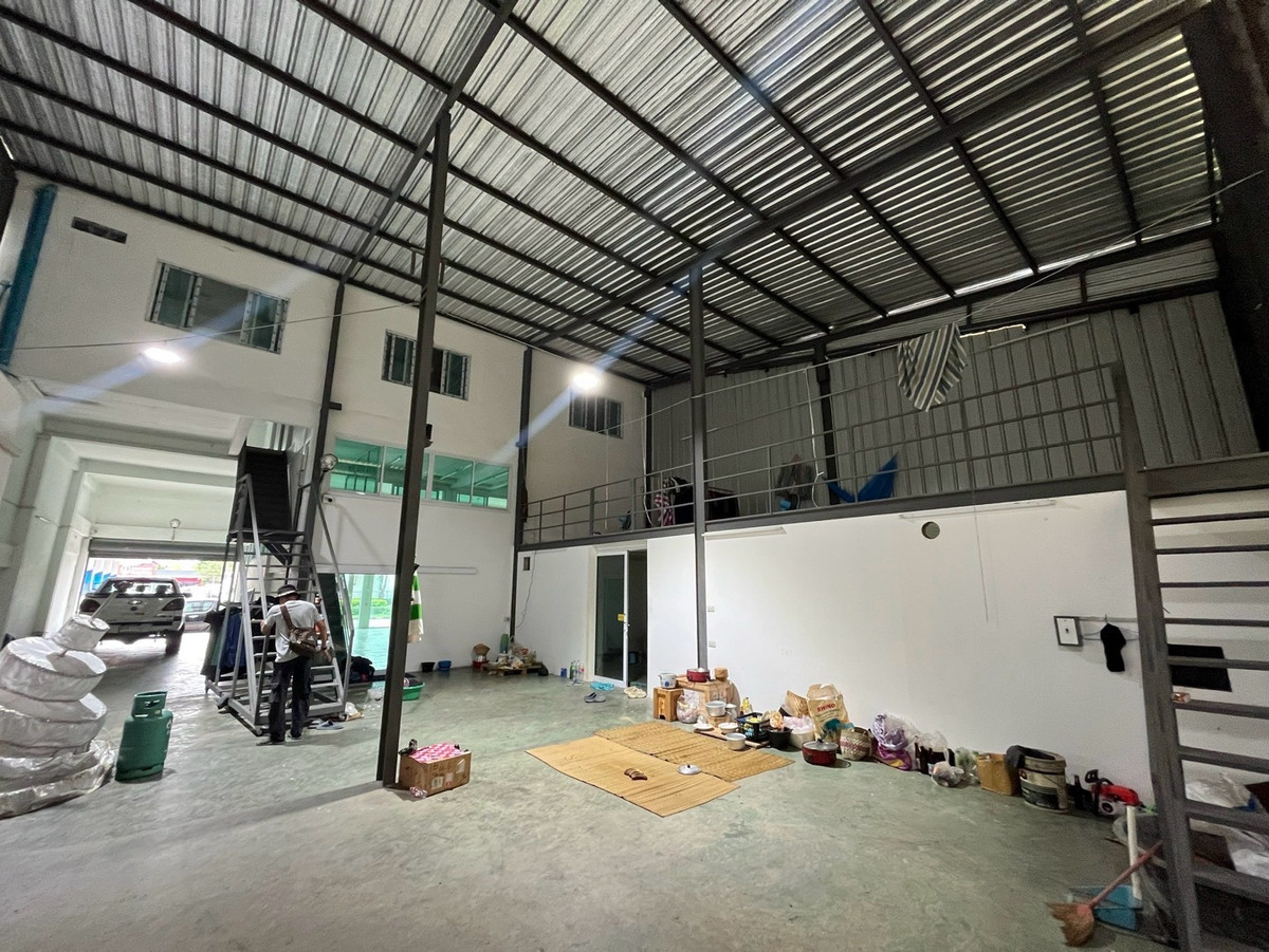 For RentWarehousePattanakan, Srinakarin : Warehouse, commercial building on the main road Phatthanakan - Prawet, near the airport / Lat Krabang / Motorway Chonburi and Bangna-Trad Road.