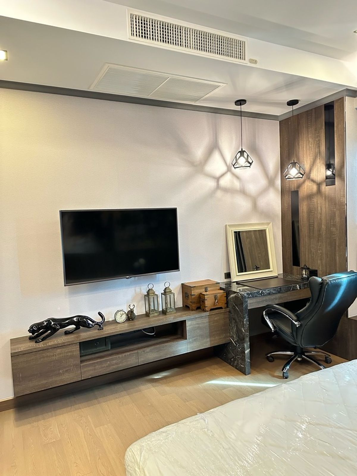 For SaleCondoRatchathewi,Phayathai : Supalai Elite Payathai【𝐒𝐄𝐋𝐋 & 𝐑𝐄𝐍𝐓】🔥A luxurious, airy room with a warm, soft tone. Fully decorated with every detail, it gives off a premium, mature vibe.🔥 Contact Line ID: @hacondo