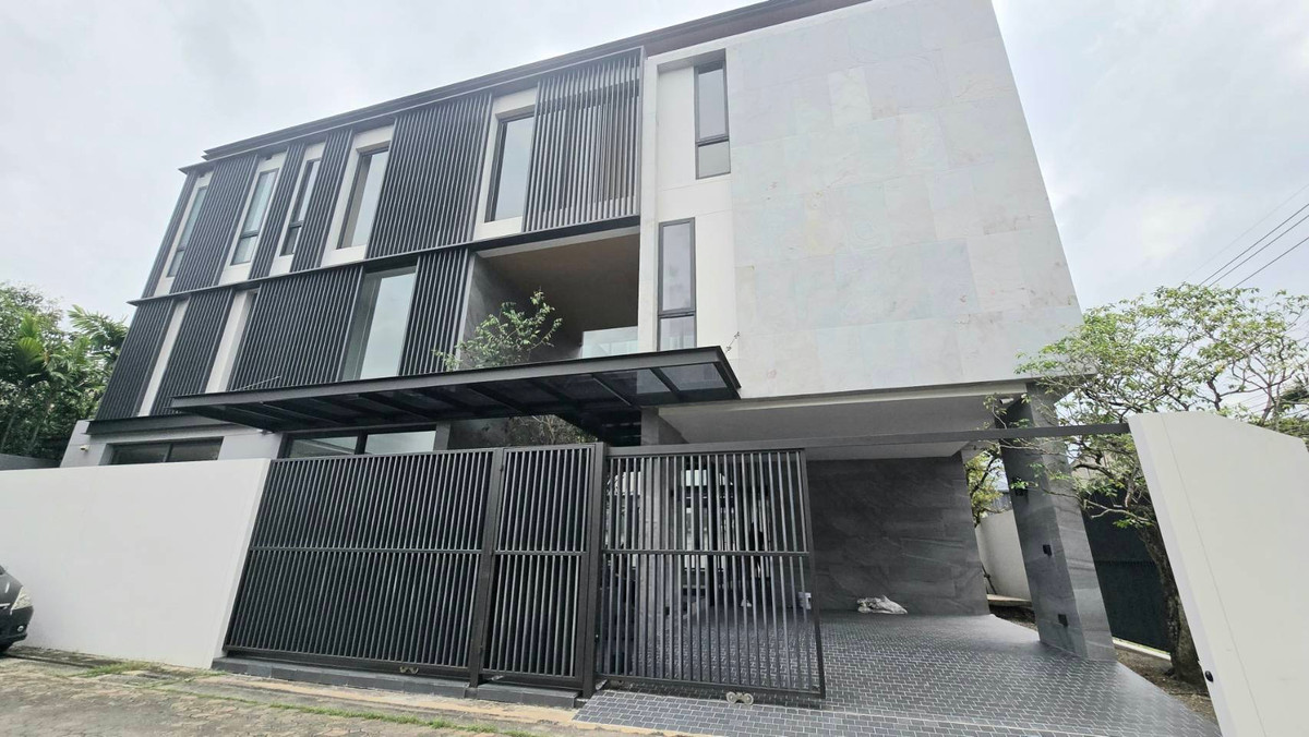 ขายบ้านเสรีไทย-นิด้า : ขายบ้านเดี่ยวหรู 3 ชั้น – 39 Exclusive รามคำแหง 108  พื้นที่ดิน 125 ตร.ว.  พื้นที่ใช้สอย 750 ตารางเมตร 8 ห้องนอน + ห้องแต่งตัว 10 ห้องน้ำ 2 ห้องครัว (ไทย + ฝรั่ง) 2 ห้องรับประทานอาหาร