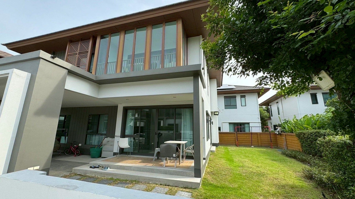 For RentHousePattanakan, Srinakarin : LB063 Luxury House for Rent – Burasiri Pattanakarn A premium detached home located next to the garden and clubhouse. Pet-friendly, suitable for Chinese and international tenants.