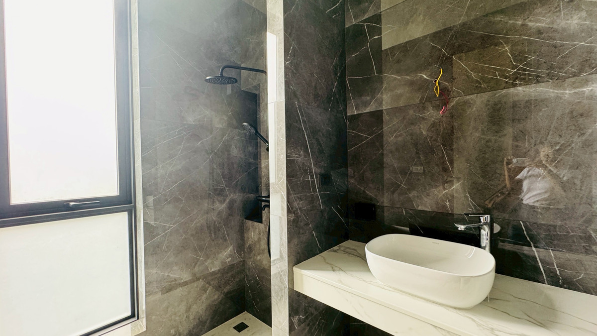 ขายบ้านเสรีไทย-นิด้า : ขายบ้านเดี่ยวหรู 3 ชั้น – 39 Exclusive รามคำแหง 108  พื้นที่ดิน 125 ตร.ว.  พื้นที่ใช้สอย 750 ตารางเมตร 8 ห้องนอน + ห้องแต่งตัว 10 ห้องน้ำ 2 ห้องครัว (ไทย + ฝรั่ง) 2 ห้องรับประทานอาหาร