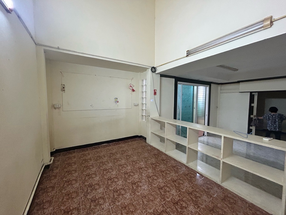 ให้เช่าบ้านโชคชัย4 ลาดพร้าว71 : ให้เช่า บ้านเดี่ยว 50 ตรว. ลาดพร้าววังหิน 

3ห้องนอน 2ห้องน้ำ 2แอร์ 1ที่จอดรถ และห้องครัว 

ใกล้ตลาดนัดวังหิน โลตัส เดอะแจส 

ให้เช่า 16,000 บาท/เดือน ประกัน 2+1 สัญญา 1 ปี 

