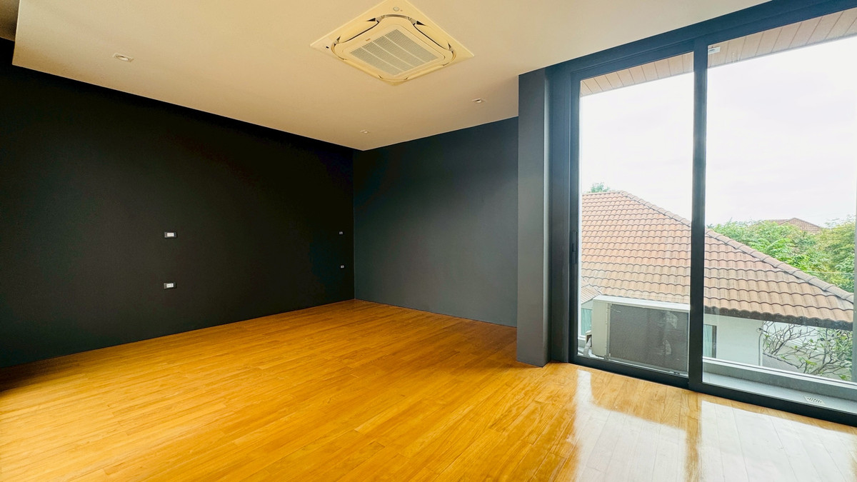 ขายบ้านเสรีไทย-นิด้า : ขายบ้านเดี่ยวหรู 3 ชั้น – 39 Exclusive รามคำแหง 108  พื้นที่ดิน 125 ตร.ว.  พื้นที่ใช้สอย 750 ตารางเมตร 8 ห้องนอน + ห้องแต่งตัว 10 ห้องน้ำ 2 ห้องครัว (ไทย + ฝรั่ง) 2 ห้องรับประทานอาหาร