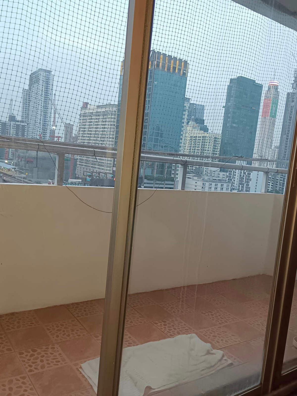 For RentCondoSiam Paragon ,Chulalongkorn,Samyan : Pathumwan Place【𝐑𝐄𝐍𝐓】🔥Classic style with warm orange lights to make the room look more expensive without trying🔥 Contact Line ID: @hacondo