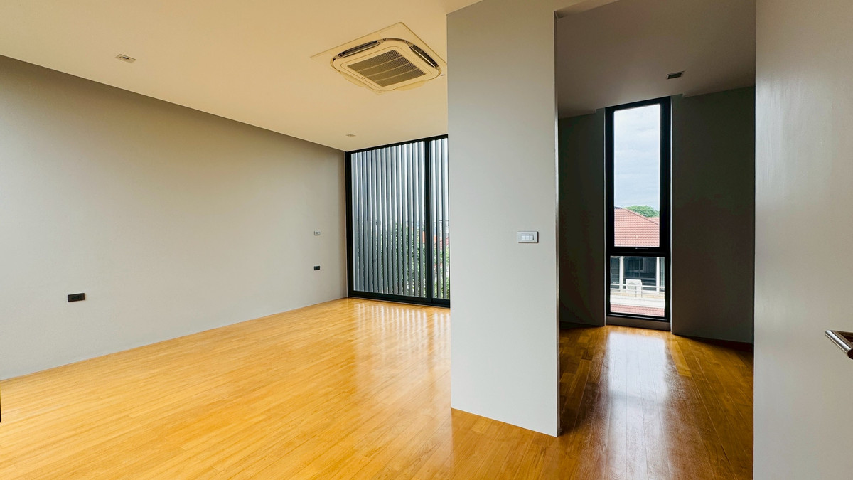 ขายบ้านเสรีไทย-นิด้า : ขายบ้านเดี่ยวหรู 3 ชั้น – 39 Exclusive รามคำแหง 108  พื้นที่ดิน 125 ตร.ว.  พื้นที่ใช้สอย 750 ตารางเมตร 8 ห้องนอน + ห้องแต่งตัว 10 ห้องน้ำ 2 ห้องครัว (ไทย + ฝรั่ง) 2 ห้องรับประทานอาหาร